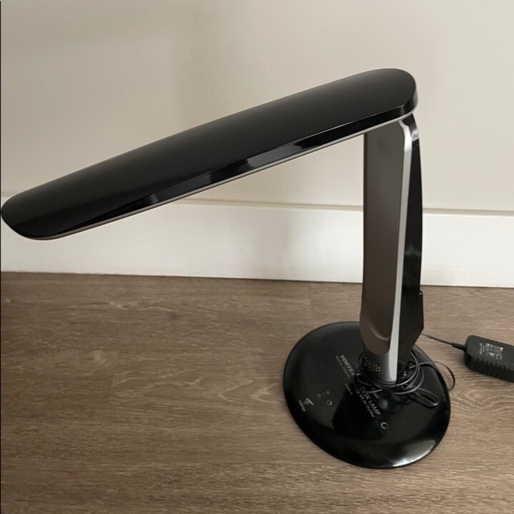 Vortex LED desk lamp with SPI air purifier